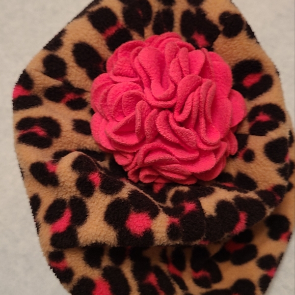 Leopard print hat and matching scarf with pink flower detail - Picture 5 of 6